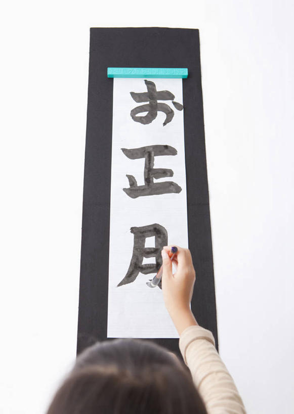 东方人,儿童,头,手,一个人,竖图,俯视,室内,特写,白天,白色背景,纯洁,亚洲,仅一个女性,仅一个人,握,服装,日文,笔,标志,毛笔,文字,纸,字符,办公用品,拿,拿着,休闲装,黄种人,标识,文具,小孩,衣服,学习用品,低头,仅一个小孩,休闲,手部,休闲服,可爱,童年,童趣,握着,摄影,服饰,影棚,单手,文具用品,一支,书写,宣纸,童真,烂漫,无邪,日语,垂头,镇纸,压尺,镇尺,纸镇,纸寿千年,纸中之王,泾县纸,天真,女孩,女人,女性,亚洲人,孩子,头部,半身,彩图,高角度拍摄,影棚拍摄,拍摄,女生