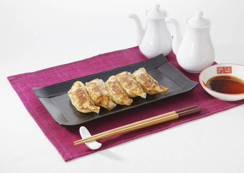 点心,无人,横图,俯视,室内,特写,白天,白色背景,筷子,桌面,桌子,餐具,木制,碟子,壶,盘,油炸,油炸食品,料理,食品,锅贴,煎饺,面点,筷架,筷枕,文化,传统,美食,水壶,食物,盘子,餐巾,茶壶,木制品,碟,中式,摄影,影棚,礼节,筷子架,礼仪,保洁方巾,口布,进餐用具,彩图,高角度拍摄,影棚拍摄,拍摄