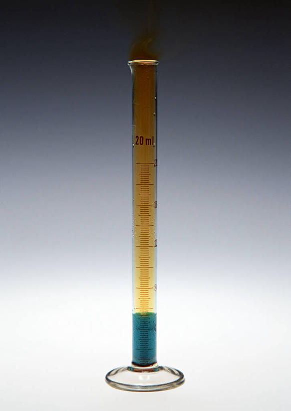 无人,竖图,室内,特写,白天,正面,实验,仪器,水,杯子,灰色背景,研究,透明,分析,化学,测试,量筒,液体,水滴,玻璃制品,一个,玻璃瓶,瓶子,器皿,摄影,影棚,单个,计量,玻璃仪器,试验耗材,实验用品,玻璃杯,彩图,影棚拍摄,拍摄