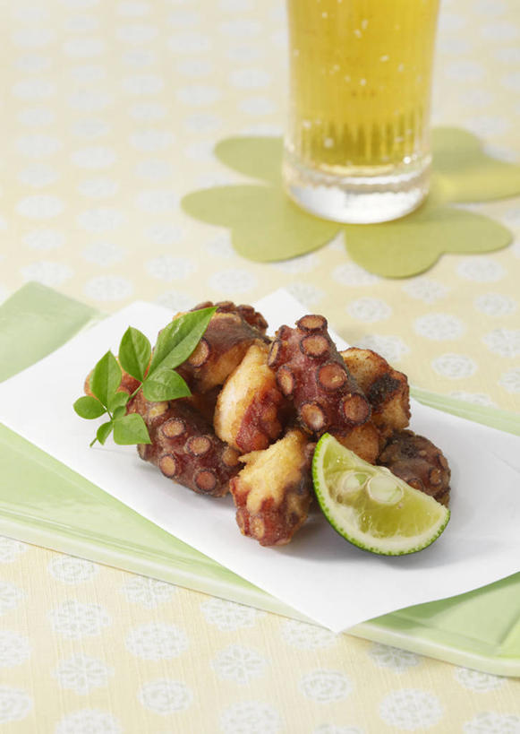 果汁,无人,竖图,俯视,室内,特写,白天,烹饪,桌面,桌子,杯子,餐具,水果,切开,新鲜,木制,布料,碟子,盘,生食,日本料理,料理,食品,果实,杯垫,饮品,布纹,菜肴,美食,玻璃制品,桌布,食物,饮料,一个,盘子,餐巾,木制品,水杯,垫子,碟,台布,日式料理,切,日式,摄影,佳肴,有机食品,绿色食品,影棚,单个,带鱼,可口,剖面,切面,酸橙,代代,牙带鱼,适口,玻璃杯,橙子,橙,彩图,高角度拍摄,影棚拍摄,拍摄