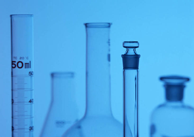 无人,横图,室内,特写,白天,正面,实验,仪器,静物,杯子,蓝色背景,研究,透明,分析,化学,测试,量筒,玻璃制品,玻璃瓶,瓶子,器皿,摄影,影棚,计量,玻璃仪器,试验耗材,实验用品,玻璃杯,彩图,影棚拍摄,拍摄