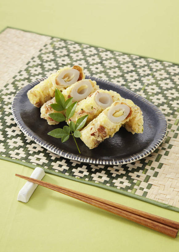 点心,无人,竖图,俯视,室内,特写,白天,烹饪,筷子,桌面,桌子,餐具,叶子,木制,布料,碟子,盘,油炸,油炸食品,日本料理,料理,食品,锅贴,煎饺,面点,绿叶,筷架,布纹,筷枕,文化,传统,菜肴,美食,桌布,食物,盘子,餐巾,木制品,碟,台布,日式料理,日式,中式,嫩叶,佳肴,礼节,筷子架,礼仪,叶,叶片,进餐用具,餐桌布,彩图,高角度拍摄