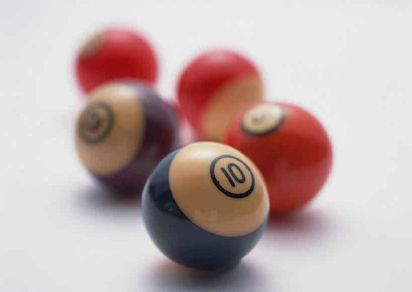 无人,横图,俯视,室内,特写,白天,白色背景,台球,静物,五个,许多,撞球,阴影,朦胧,模糊,反射,球杆,影子,运动器械,彩球,健身器械,摄影,影棚,台球桌,健身器材,斯诺克,斯诺克球,斯诺克台球,桌球,彩图,高角度拍摄,影棚拍摄,拍摄,运动器材