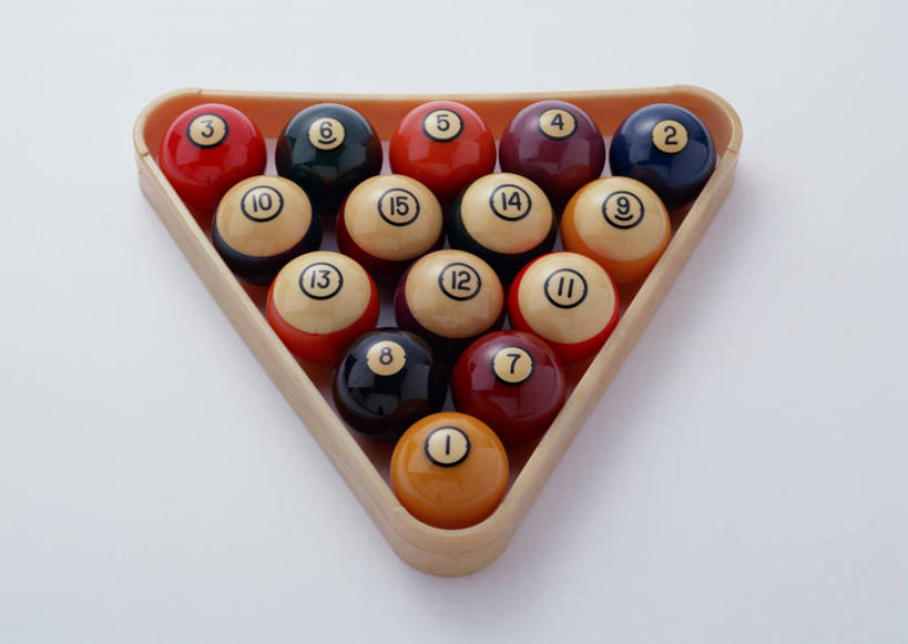 无人,横图,俯视,室内,特写,白天,白色背景,台球,静物,一排,撞球,整齐,木制,球杆,三角形,运动器械,彩球,排列,木制品,健身器械,摄影,影棚,台球桌,队列,排序,健身器材,斯诺克,三角框,斯诺克球,斯诺克台球,桌球,彩图,高角度拍摄,影棚拍摄,拍摄,运动器材
