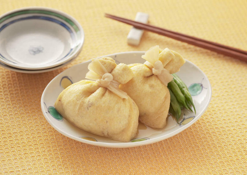 无人,横图,俯视,室内,特写,白天,烹饪,筷子,桌面,桌子,蔬菜,餐具,新鲜,木制,碟子,盘,陶瓷,青椒,日本料理,料理,食品,筷架,陶瓷制品,筷枕,文化,传统,豆腐皮,菜肴,美食,食物,盘子,木制品,容器,碟,碗,日式料理,日式,佳肴,有机食品,绿色食品,储藏,礼节,筷子架,储存,腐竹,礼仪,大椒,菜椒,豆腐衣,油皮,进餐用具,甜椒,柿子椒,灯笼椒,彩图,高角度拍摄,贮存