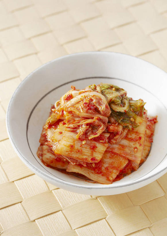 泡菜,无人,竖图,俯视,室内,特写,白天,烹饪,桌面,桌子,黄瓜,木制,陶瓷,料理,食品,陶瓷制品,韩式,菜肴,美食,食物,腌制,一个,木制品,容器,垫子,碗,佳肴,单个,储藏,储存,韩国料理,韩国菜,韩式料理,酸黄瓜,腌渍,韩国泡菜,青瓜,胡瓜,彩图,高角度拍摄,清脆,爽口,贮存