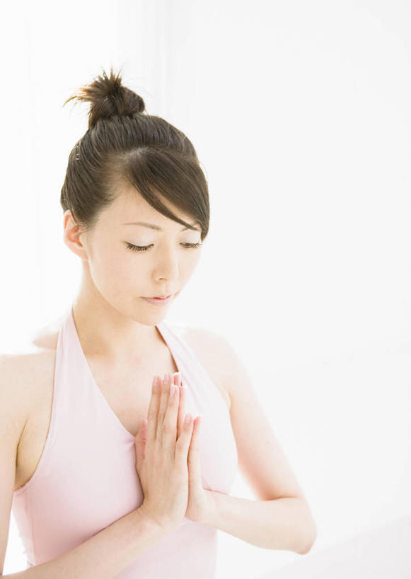 东方人,一个人,站,闭眼,竖图,室内,白天,正面,锻炼,瑜伽,运动,亚洲,仅一个年轻女性,仅一个女性,仅一个人,服装,背心,祝福,黄种人,虔诚,衣服,低头,祈祷,双手合十,站着,养生,服饰,衣着,穿着,感谢,合掌,合十礼,合掌礼,合十,莲华合掌,感恩,垂头,衣饰,体育,年轻女性,女人,女性,亚洲人,闭眼睛,闭着眼,闭着眼睛,站立,半身,彩图,健身,祈祷式