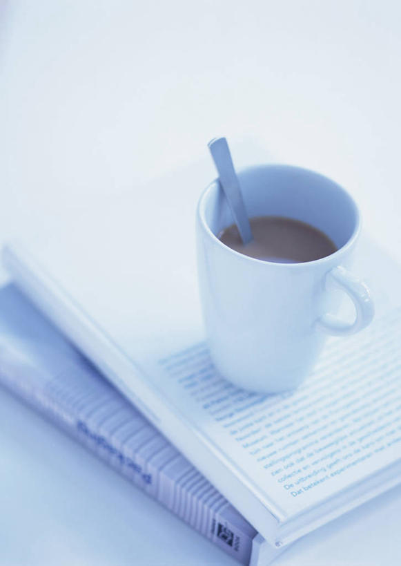 咖啡,无人,竖图,俯视,室内,特写,白天,白色背景,幸福,桌面,桌子,杯子,书籍,一本,勺子,陶瓷,卡布奇诺,陶瓷制品,娱乐,饮料,一个,马克杯,水杯,调羹,汤匙,享受,休闲,温馨,放松,乐趣,摄影,影棚,单个,提神,舒适,醒脑,软饮料,卡布奇诺咖啡,书,图书,卡布基诺,彩图,高角度拍摄,影棚拍摄,拍摄,卡布基诺咖啡