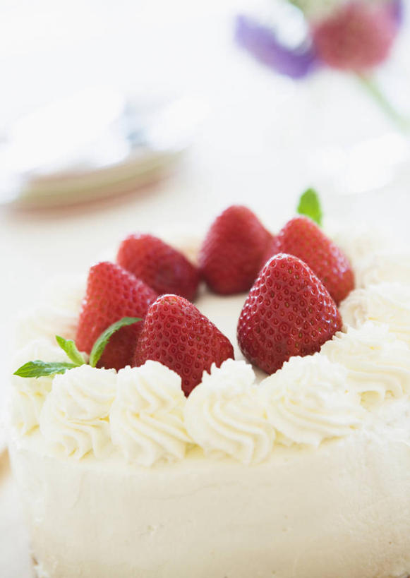 点心,无人,竖图,俯视,室内,特写,白天,下午茶,餐桌,桌子,草莓,浆果,水果,朦胧,模糊,新鲜,生食,食品,果实,食物,糕点,草莓蛋糕,有机食品,绿色食品,餐台,洋莓,水果皇后,红莓,地莓,彩图,高角度拍摄,蛋糕