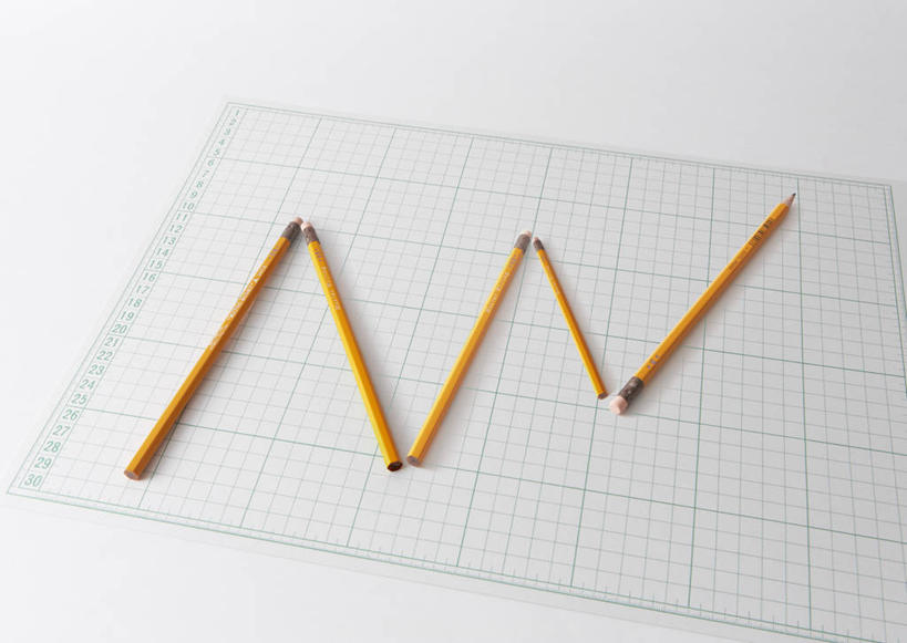 无人,横图,俯视,室内,特写,白天,白色背景,股票,数据,静物,一排,整齐,分析,曲线,笔,图表,纸,办公用品,表格,文具,排列,铅笔,学习用品,K线图,金融,摄影,影棚,经济,文具用品,统计,五支,折线,队列,颈线,流通,贸易,K线,股价图,蜡烛图,彩图,高角度拍摄,影棚拍摄,拍摄,证券