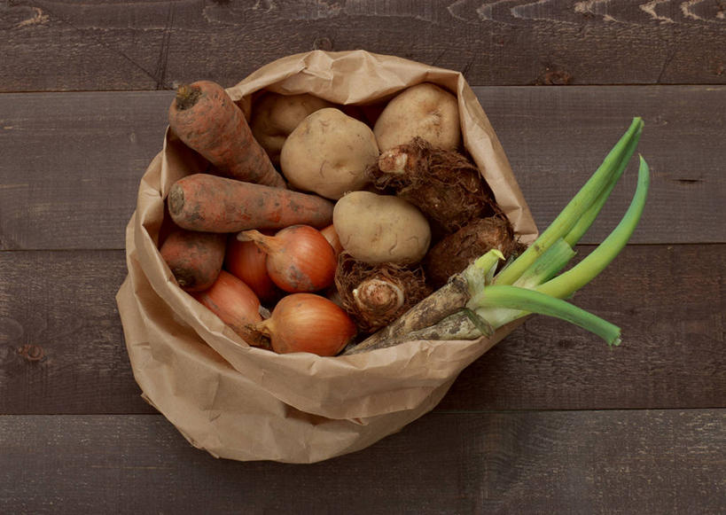 无人,横图,俯视,室内,特写,白天,桌面,桌子,萝卜,胡萝卜,蔬菜,洋葱,袋子,一堆,许多,阴影,堆叠,堆积,新鲜,反射,木制,影子,纸袋,芋头,食品,很多,食物,一个,木制品,容器,毛芋,毛芋头,芋奶,有机食品,绿色食品,单个,储藏,堆,储存,玉葱,青芋,芋子,荷兰葱,圆葱,芋艿,洋葱头,球葱,红萝卜,甘荀,葱头,彩图,高角度拍摄,贮存