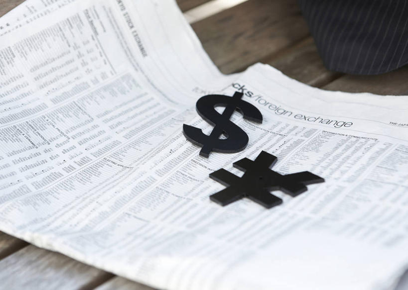 无人,横图,俯视,室内,特写,白天,阅读,钱,美元,桌面,桌子,静物,报纸,学习,阴影,反射,木制,标志,钱币,文字,影子,美金,标识,木制品,看,浏览,金融,经济,日元,美圆,流通,贸易,货币,美元符号,现金,彩图,高角度拍摄,日本银行券,日圆