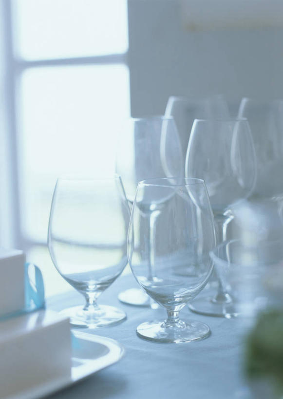 点心,无人,竖图,室内,特写,白天,正面,窗户,桌面,桌子,杯子,阴影,朦胧,模糊,反射,木制,高脚杯,影子,墙,食品,红酒杯,婚礼蛋糕,玻璃窗,墙壁,墙面,玻璃制品,食物,糕点,酒杯,木制品,葡萄酒杯,玻璃杯,彩图,蛋糕,结婚蛋糕