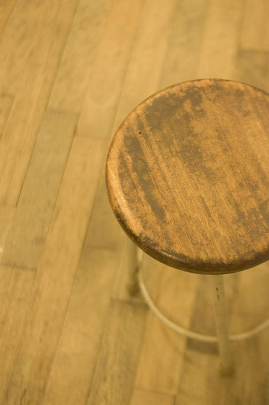 无人,竖图,俯视,室内,特写,白天,地板,静物,椅子,阴影,反射,影子,地面,木地板,吧椅,吧台椅,酒吧椅,彩图,高角度拍摄