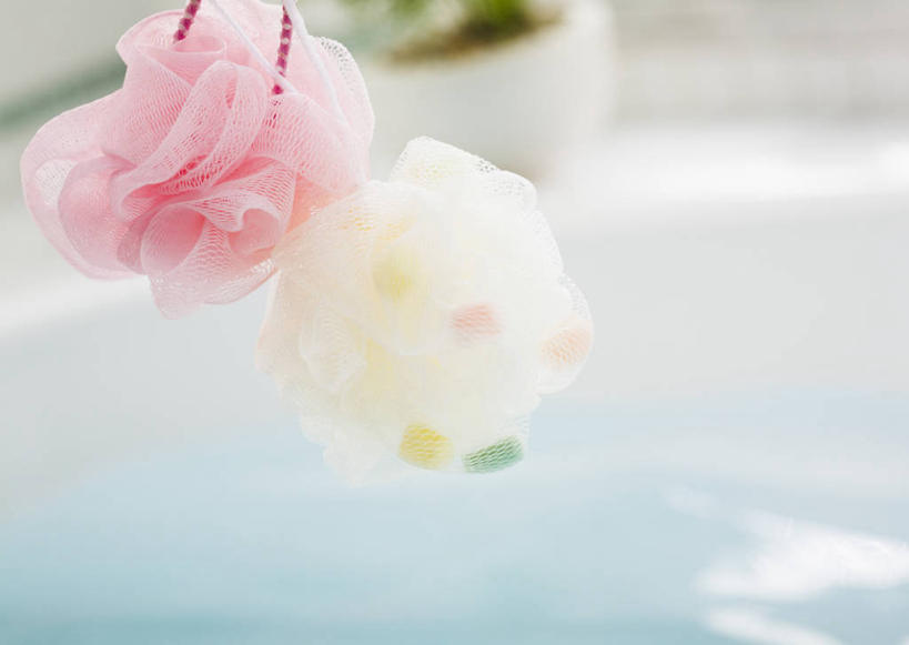 无人,横图,室内,特写,白天,正面,水,卫生间,浴室,朦胧,模糊,液体,水滴,两个,浴缸,浴球,沐浴球,清洁用具,卫浴设备,洗浴用具,水管装置,淋浴房,彩图,冲凉房,沐浴间,沐浴室