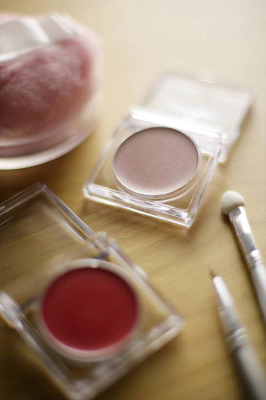 无人,竖图,俯视,室内,特写,白天,化妆,美容,桌面,桌子,静物,护肤,阴影,反射,木制,影子,唇刷,粉色,红色,彩妆,化妆刷,木制品,刷子,保养,享受,休闲,眼影,放松,保健,调色盘,美容工具,调色板,养颜,彩妆刷,化妆工具,彩图,高角度拍摄,眼影调色盘