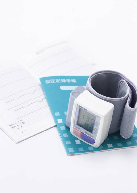 无人,竖图,俯视,室内,特写,白天,白色背景,桌子,静物,阴影,反射,测量,影子,刻度,办公桌,记事本,一个,本子,笔记本,摄影,影棚,单个,测量工具,医疗设备,血压计,医疗器械,量具,量仪,血压表,彩图,高角度拍摄,影棚拍摄,拍摄