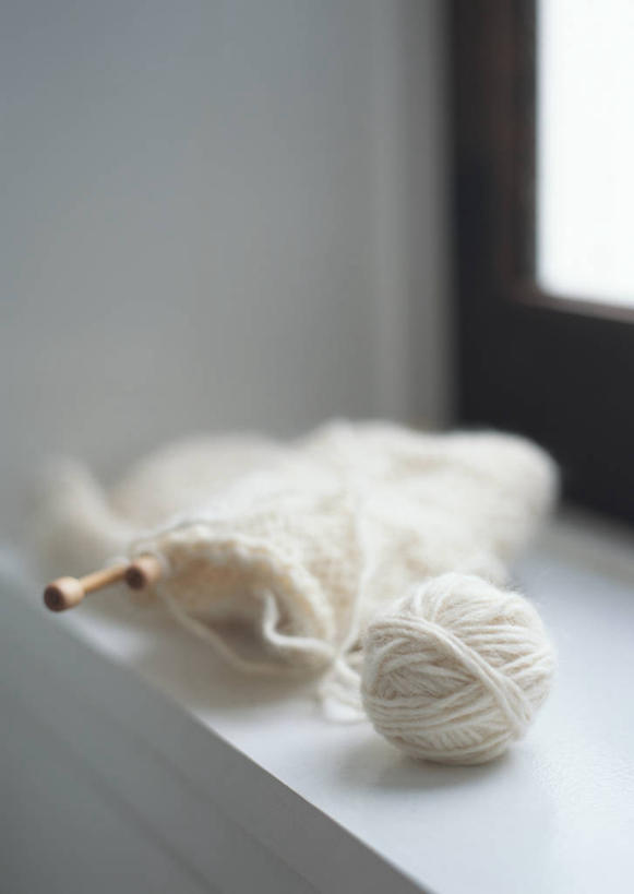 无人,竖图,室内,特写,白天,正面,毛衣,窗户,静物,阴影,服装,朦胧,模糊,卷曲,编织,缠绕,反射,影子,墙,织物,线团,针,玻璃窗,墙壁,墙面,纺织,衣服,毛线,服饰,衣着,穿着,线衫,毛衣针,衣饰,编织针,毛线衣,绒线衣,彩图,绒衣,套衫,套头毛衣,线衣