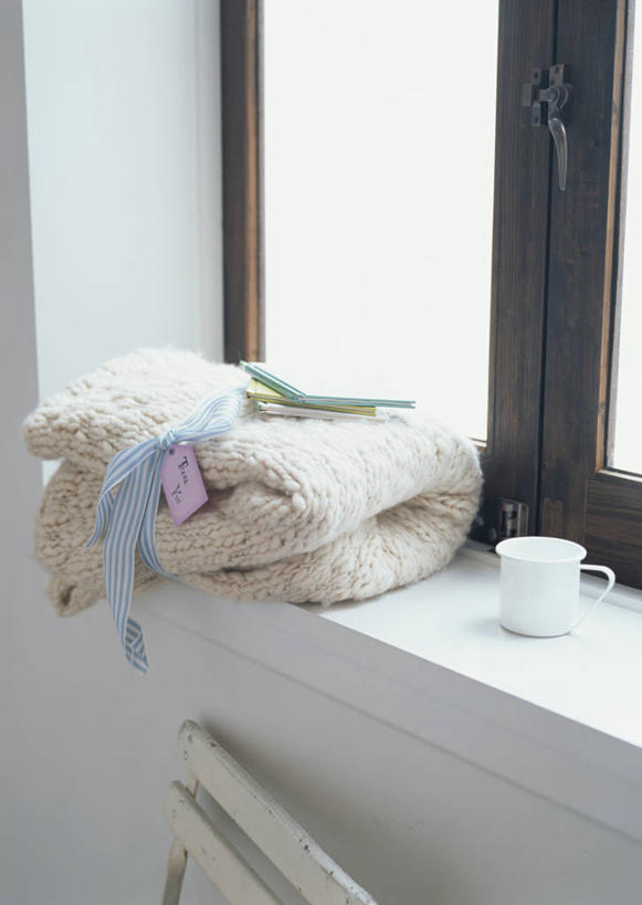 无人,竖图,室内,特写,白天,正面,毛衣,窗户,静物,杯子,阴影,服装,反射,丝绸,丝带,影子,陶瓷,墙,缎带,记事本,陶瓷制品,玻璃窗,墙壁,墙面,绸带,衣服,白色,本子,笔记本,马克杯,水杯,服饰,衣着,穿着,线衫,衣饰,毛线衣,绒线衣,彩图,绒衣,套衫,套头毛衣,线衣