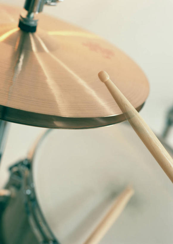 东方人,一个人,音乐家,坐,竖图,室内,特写,白天,侧面,衬衫,金属制品,亚洲,仅一个男性,仅一个人,敲打,握,服装,朦胧,模糊,金属,鼓,架子鼓,乐器,黄种人,架子,仅一个年轻男性,衣服,握着,摄影,服饰,影棚,支撑,打击乐器,衣着,穿着,爵士鼓,衣饰,支持,棒槌,男人,男性,年轻男性,亚洲人,乐师,演奏家,音乐工作者,坐着,半身,彩图,影棚拍摄,衬衣,拍摄