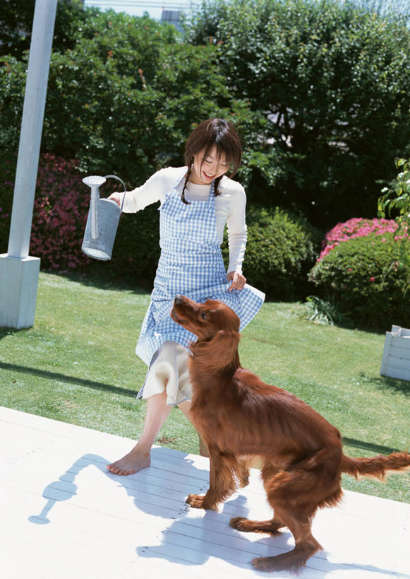 东方人,一个人,站,竖图,室外,白天,正面,草地,草坪,植物,道路,路,宠物,狗,亚洲,仅一个年轻女性,仅一个女性,仅一个人,握,阴影,服装,盛开,光线,壶,影子,小路,交通,拿,花蕾,洒水壶,拿着,注视,休闲装,黄种人,水壶,草,花,花瓣,花朵,鲜花,树,树木,一只,衣服,绿色,阳光,自然,动物,花苞,花蕊,观察,看,站着,休闲,休闲服,可爱,握着,服饰,生长,成长,观看,察看,关注,忠诚,浇水壶,塞特犬,雪达犬,爱尔兰塞特犬,爱尔兰雪达犬,年轻女性,女人,女性,亚洲人,犬,站立,彩图,全身