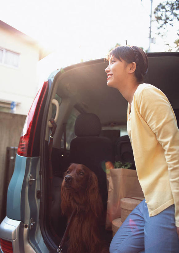 东方人,一个人,站,笑,微笑,竖图,室外,白天,侧面,植物,汽车,宠物,狗,亚洲,仅一个年轻女性,仅一个女性,仅一个人,一辆,阴影,服装,裤子,光线,影子,面包车,注视,牛仔裤,休闲装,黄种人,车,树,树木,一只,衣服,蓝色,绿色,蓝天,天空,阳光,自然,动物,交通工具,天,观察,看,站着,休闲,休闲服,可爱,服饰,生长,晴朗,成长,观看,察看,关注,载具,忠诚,万里无云,塞特犬,雪达犬,爱尔兰塞特犬,爱尔兰雪达犬,年轻女性,女人,女性,亚洲人,晴空,晴空万里,犬,站立,半身,彩图