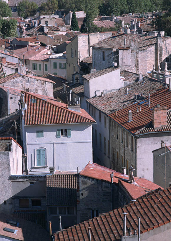 无人,家,竖图,俯视,室外,白天,度假,美景,植物,窗户,城市风光,城市,建筑,法国,欧洲,阴影,光线,瓦片,影子,房屋,墙,屋顶,屋子,景观,公寓,顶棚,瓦,娱乐,洋房,楼房,玻璃窗,墙壁,墙面,住宅,树,树木,绿色,阳光,自然,享受,休闲,景色,放松,建造,生长,成长,屋瓦,法兰西共和国,法兰西第五共和国,亚维尼翁,彩图,高角度拍摄,房子