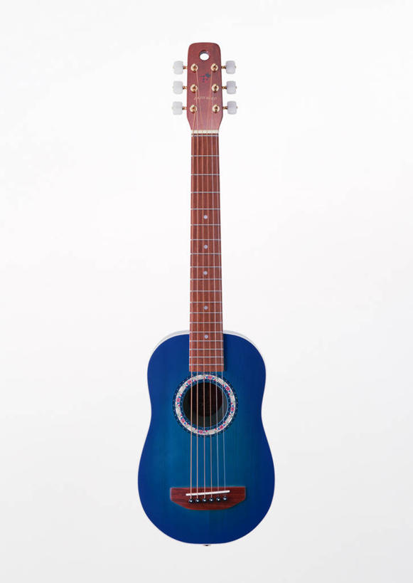 无人,竖图,室内,特写,白天,白色背景,正面,静物,一把,阴影,反射,影子,吉他,乐器,弦乐器,蓝色,摄影,影棚,弹拨弦鸣乐器,尤克里里琴,夏威夷四弦琴,彩图,影棚拍摄,拍摄,弹拨弦乐器