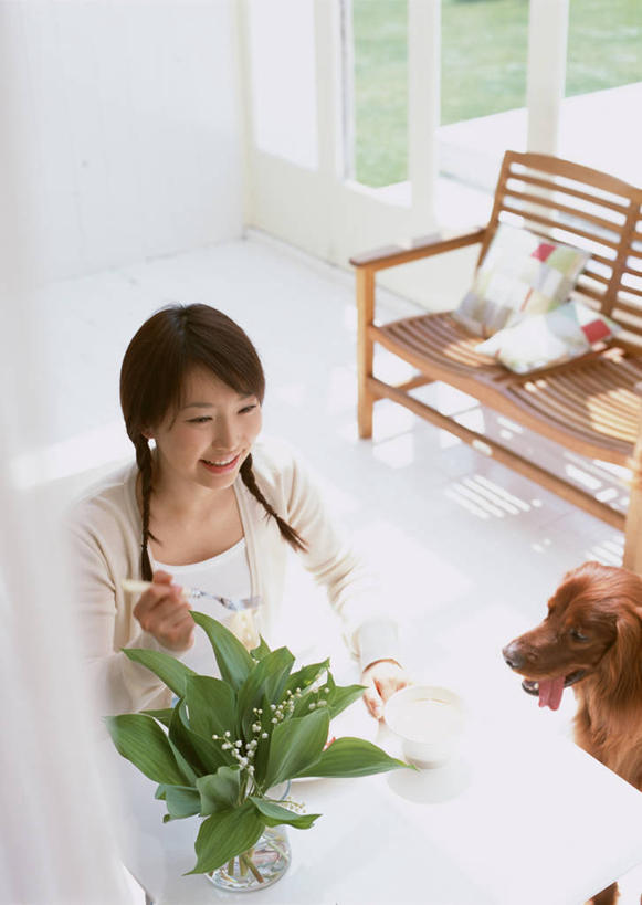 东方人,一个人,坐,笑,微笑,露齿笑,竖图,俯视,室内,白天,植物,窗户,宠物,狗,椅子,亚洲,仅一个年轻女性,仅一个女性,仅一个人,阴影,服装,反射,盆栽,影子,木椅,墙,盆景,注视,休闲装,黄种人,玻璃窗,墙壁,墙面,一只,衣服,绿色,白色,自然,动物,观察,看,休闲,休闲服,可爱,服饰,生长,成长,观看,察看,关注,忠诚,塞特犬,雪达犬,爱尔兰塞特犬,爱尔兰雪达犬,年轻女性,女人,女性,亚洲人,犬,坐着,半身,彩图,高角度拍摄