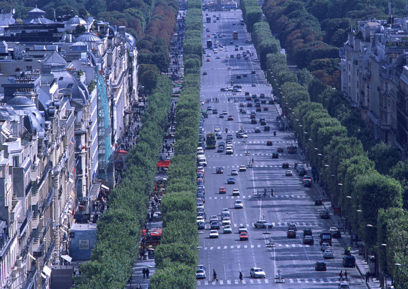 西方人,家,走,横图,俯视,航拍,室外,白天,购物,度假,消费,草地,草坪,美景,植物,城市风光,城市,道路,路,人行横道,公路,汽车,法国,巴黎,欧洲,欧洲人,一排,许多,行人,游客,游人,阴影,服装,整齐,光线,影子,房屋,屋子,景观,人行道,分界线,停车线,交通,首都,许多人,注视,休闲装,娱乐,楼房,路人,旅客,住宅,车,草,树,树木,排列,衣服,绿色,阳光,自然,交通工具,轿车,观察,看,一群人,享受,休闲,休闲服,景色,放松,服饰,生长,成长,观看,车行道,车行道分界线,察看,鸟瞰,队列,关注,载具,标线,人行横道线,车行线,香榭丽舍大道,法兰西共和国,法兰西第五共和国,爱丽舍田园大街,香榭丽舍大街,过客,男人,男性,年轻男性,年轻女性,女人,女性,白种人,斑马线,马路,步行,散步,走路,彩图,高角度拍摄,全身,房子
