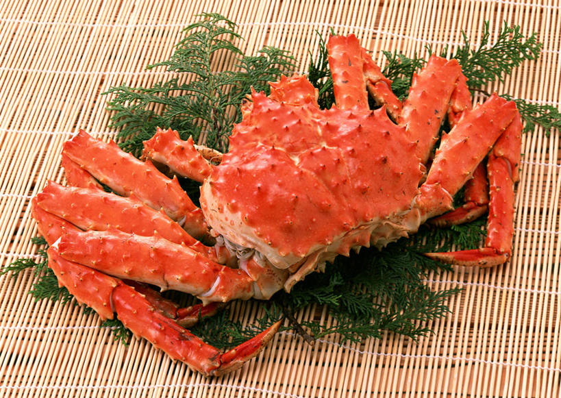 海鲜,无人,横图,俯视,室内,特写,白天,植物,桌面,桌子,叶子,阴影,反射,木制,纹理,影子,绿叶,帝王蟹,水产,海洋生物,一只,绿色,木制品,橙色,嫩叶,水生动物,海产品,水生物,海底动物,肌理,皇帝蟹,叶,叶片,叶脉,彩图,高角度拍摄,全身