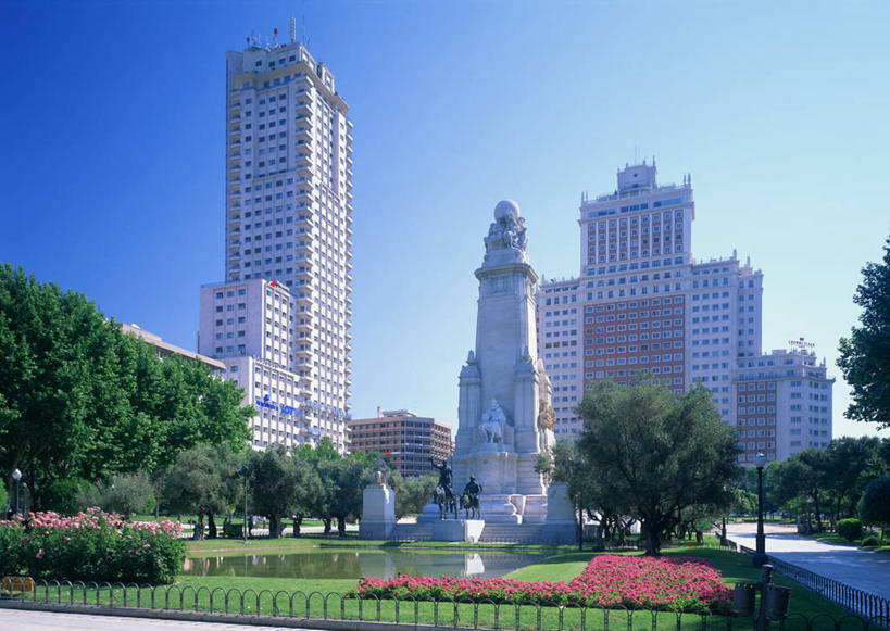 无人,家,高楼大厦,横图,室外,白天,仰视,旅游,度假,草地,草坪,植物,标志建筑,大厦,地标,建筑,摩天大楼,雕塑,西班牙,欧洲,阴影,艺术,装饰,光线,雕刻,雕像,影子,房屋,屋子,公寓,首都,娱乐,建设,洋房,楼房,西班牙广场,住宅,草,树,树木,蓝色,绿色,蓝天,天空,阳光,自然,工艺品,楼宇,天,享受,休闲,马德里,旅游胜地,放松,生长,晴朗,成长,纪念,美术,南欧,主题,陈列,万里无云,西班牙王国,功能,美学,马德里自治区,塞万提斯纪念碑,晴空,晴空万里,彩图,低角度拍摄,房子,大楼,高层建筑,高楼,摩天楼