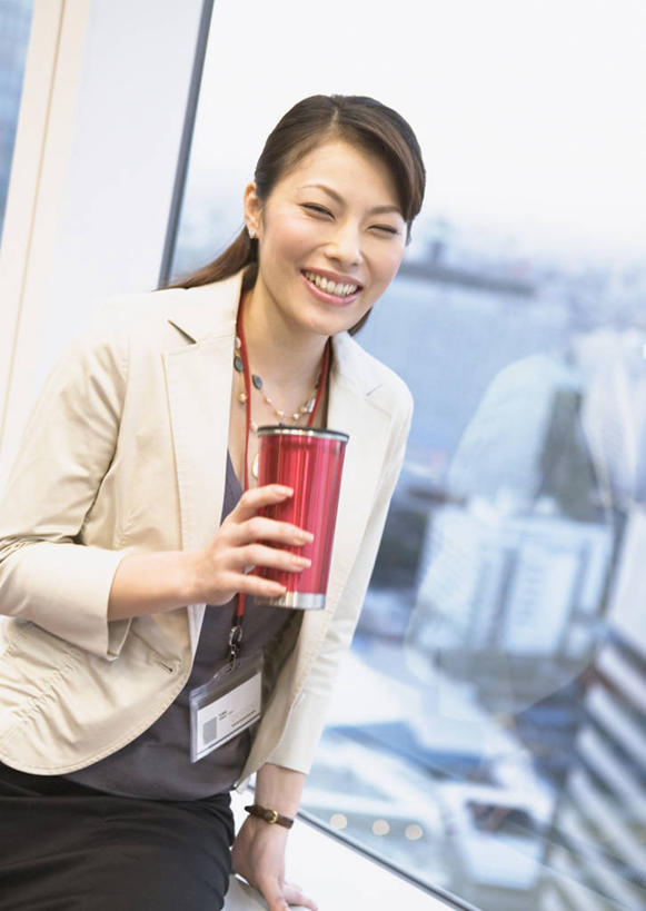东方人,一个人,商务人士,商务女性,坐,笑,微笑,露齿笑,竖图,室内,白天,正面,窗户,杯子,金属制品,亚洲,仅一个年轻女性,仅一个女性,仅一个人,握,阴影,套装,朦胧,模糊,反射,金属,影子,注视,黄种人,玻璃窗,一个,红色,观察,看,握着,单个,观看,察看,关注,保温杯,商务装,保温,工薪阶层,年轻女性,女人,女性,亚洲人,白领,上班族,坐着,半身,彩图