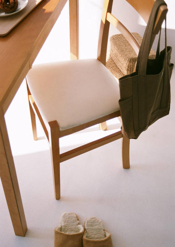 无人,竖图,俯视,室内,特写,白天,桌面,桌子,静物,鞋子,椅子,一把,一双,阴影,反射,木制,包,皮包,影子,木椅,黑色,木制品,拖鞋,单肩包,彩图,高角度拍摄