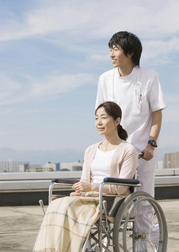 东方人,两个人,病人,高楼大厦,站,坐,笑,微笑,竖图,室外,白天,正面,工作服,制服,大厦,建筑,摩天大楼,纺织品,亚洲,握,服装,装饰,时间,工具,毛毯,时钟,手表,毯子,云,云朵,计时,云彩,扭头,注视,休闲装,黄种人,纺织,衣服,蓝色,白云,蓝天,天空,轮椅,垫子,钟表,天,复健,观察,看,站着,转头,护工,休闲,康复,温暖,休闲服,器械,表,护理,握着,服饰,晴朗,观看,照顾,华丽,修饰,腕表,点缀,察看,医疗设备,关注,病患,医疗器械,医疗工具,护理工,衬托,美观,雅致,雅观,照看,护理员,辅助设备,工作制服,男人,男性,年轻男性,女人,女性,中年女性,亚洲人,患者,就医者,钟,晴空,站立,坐着,半身,彩图,工作套服,大楼,高层建筑,高楼,摩天楼