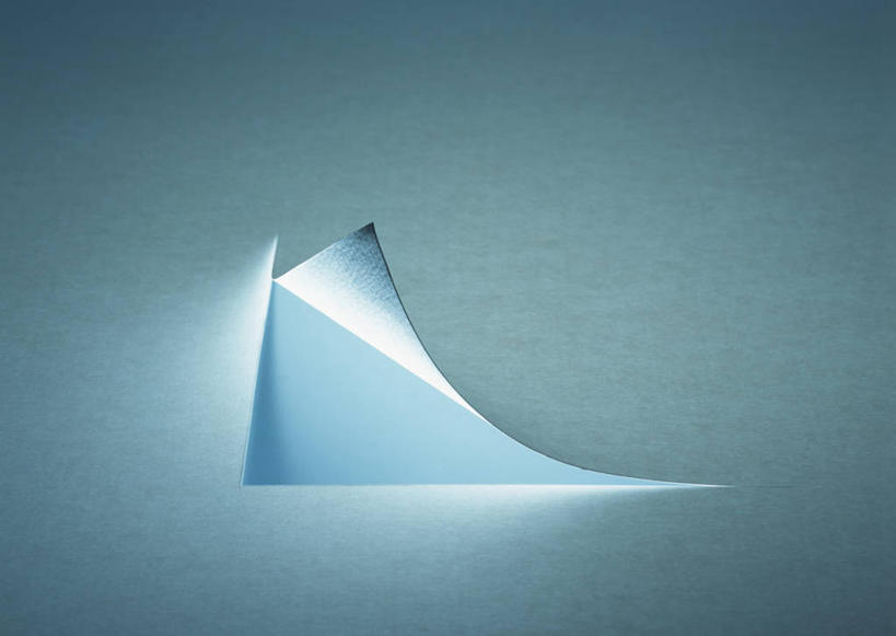 无人,横图,俯视,室内,特写,白天,静物,阴影,蓝色背景,曲折,弯曲,反射,影子,纸,洞,复印纸,纸张,灰色,摄影,洞穴,蜿蜒,影棚,穴,柔和,大方,细致,中间色,朴素,平稳,彩图,高角度拍摄,影棚拍摄,拍摄