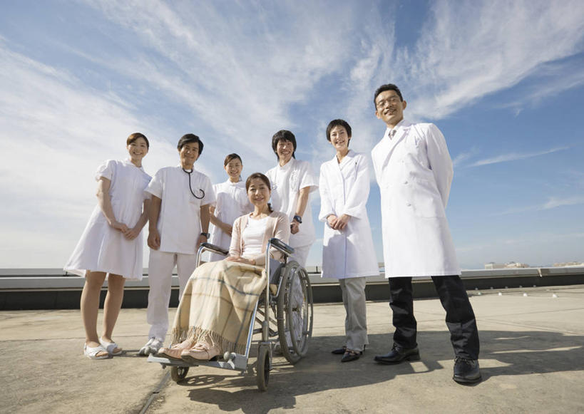 东方人,医生,护士,站,坐,笑,微笑,露齿笑,横图,室外,白天,仰视,工作服,制服,帽子,纺织品,亚洲,握,阴影,装饰,时间,光线,工具,毛毯,时钟,手表,毯子,影子,云,云朵,许多人,计时,云彩,注视,黄种人,纺织,蓝色,白云,蓝天,天空,阳光,轮椅,垫子,钟表,天,复健,观察,看,站着,一群人,护工,医护人员,医疗人员,康复,温暖,器械,表,护理,握着,晴朗,观看,照顾,华丽,修饰,腕表,点缀,察看,医疗设备,护士帽,白衣天使,关注,医疗器械,医疗工具,护理工,衬托,美观,雅致,雅观,照看,护理员,辅助设备,工作制服,男人,男性,年轻男性,年轻女性,女人,女性,中年男性,中年女性,亚洲人,大夫,钟,晴空,站立,坐着,彩图,低角度拍摄,全身,工作套服