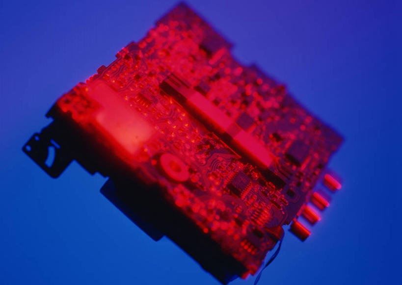 无人,横图,俯视,室内,特写,白天,科技,静物,金属制品,阴影,蓝色背景,反射,科学,金属,电路板,影子,摄影,影棚,线路板,芯片,集成电路板,半导体,印刷电路板,电脑芯片,运算,储存,集成电路,PCB板铝基板,PCB电路板,超薄电路板,超薄线路板,高频板,彩图,高角度拍摄,影棚拍摄,拍摄