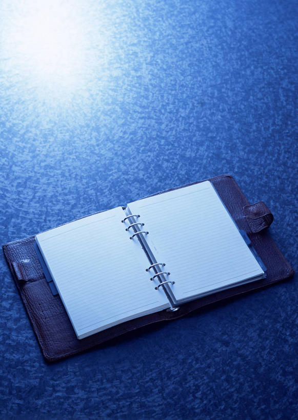 无人,竖图,俯视,室内,特写,白天,静物,一本,阴影,蓝色背景,反射,影子,记事本,本子,笔记本,打开,摄影,影棚,开启,活页本,便签本,空白,活页夹,彩图,高角度拍摄,影棚拍摄,拍摄,日记本,活页夹记事本