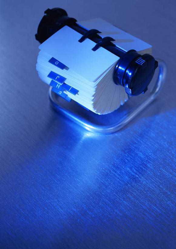 无人,竖图,俯视,室内,特写,白天,静物,名片,阴影,蓝色背景,反射,信息,影子,联系,架子,一个,卡片,摄影,影棚,单个,身份,名刺,名帖,交往,名片架,旋转名片架,彩图,高角度拍摄,影棚拍摄,拍摄,商业,桌面名片架