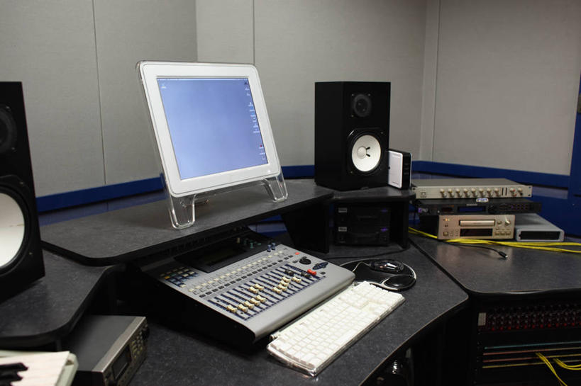 无人,横图,室内,白天,正面,电脑,显示器,鼠标,键盘,桌子,网络,墙,音响,加工,输入设备,通讯设备,书桌,墙壁,墙面,灰色,课桌,台式电脑,放大,修饰,混合,录音棚,录音室,播音,广播,调音台,通信设备,分配,输出设备,声响,调音控制台,彩图