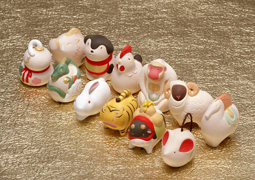 无人,横图,俯视,室内,特写,白天,虎,狗,猴,鸡,马,牛,羊,猪,静物,雕塑,一排,许多,阴影,艺术,整齐,装饰,并列,并排,反射,龙,蛇,雕刻,雕像,影子,金色背景,文化,传统,十二生肖,排列,动物,工艺品,属相,摄影,生肖,影棚,纪念,鼠,兔,美术,子,丑,寅,卯,辰,巳,午,未,申,酉,戌,队列,主题,平行,陈列,功能,美学,兽历,彩图,高角度拍摄,影棚拍摄,拍摄,亥