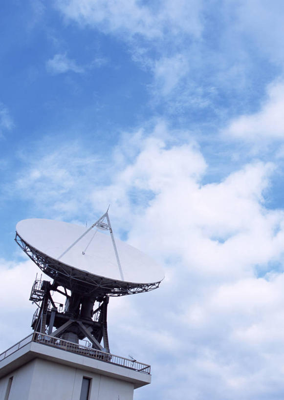 无人,竖图,室外,白天,仰视,度假,天线,卫星,美景,城市风光,城市,阴影,光线,影子,景观,云,云朵,云彩,娱乐,一个,蓝色,白云,蓝天,天空,阳光,天,享受,休闲,景色,放松,晴朗,单个,信号,无线电,卫星天线,卫星通信,卫星信号,晴空,彩图,低角度拍摄