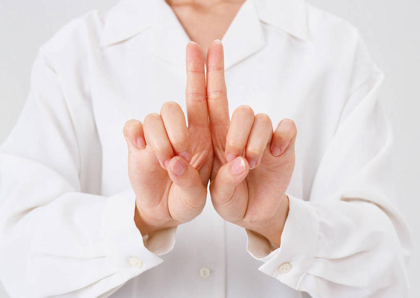 东方人,手,一个人,横图,室内,特写,白天,正面,衬衫,亚洲,双手,仅一个年轻女性,仅一个女性,仅一个人,指,阴影,反射,影子,黄种人,方向,手势,手部,搭,手语,摄影,影棚,指向,食指,搭着,哑语,语言,交流,年轻女性,女人,女性,亚洲人,沟通,半身,彩图,影棚拍摄,衬衣,拍摄