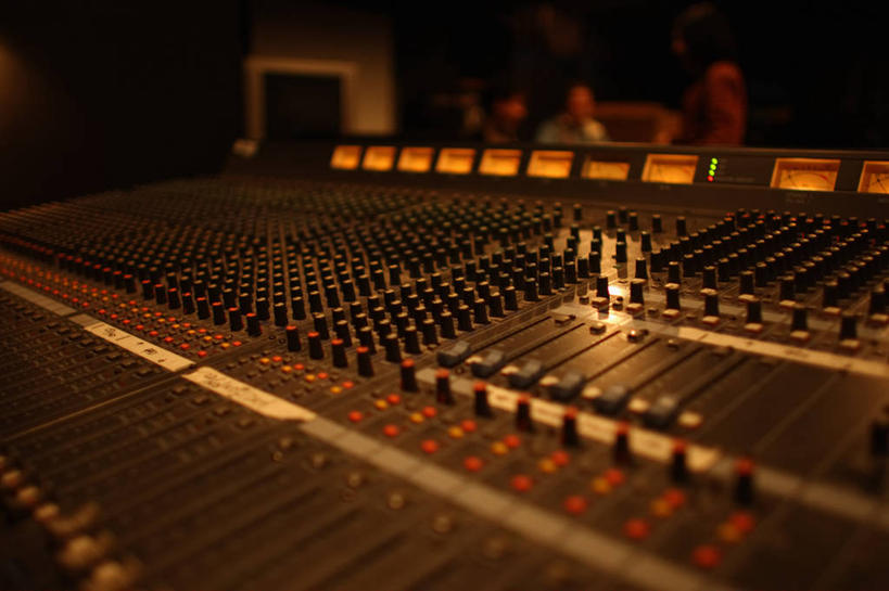 无人,横图,室内,特写,白天,正面,零件,电路,静物,关闭,阴影,朦胧,模糊,反射,影子,加工,开关,按钮,打开,放大,修饰,混合,录音棚,录音室,播音,开启,广播,调音台,分配,闭合,调音控制台,彩图