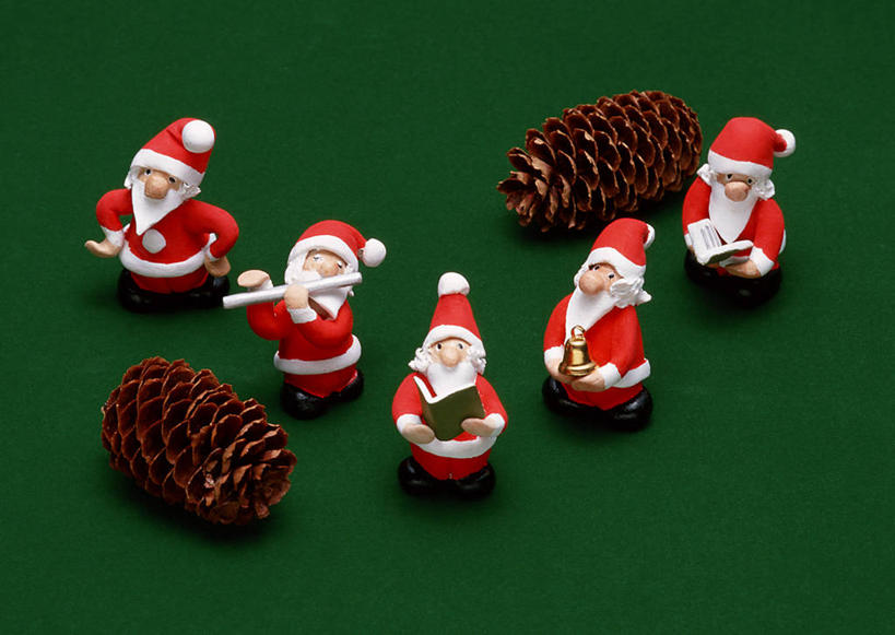 无人,站,横图,俯视,室内,特写,白天,民族服装,帽子,书籍,圣诞节,五个人,一排,圣诞老人,握,绿色背景,阴影,节日,庆祝,整齐,并列,并排,反射,影子,坚果,果实,松果,吹奏乐器,笛子,横笛,乐器,木管乐器,铜管乐器,小号,许多人,吹奏,拿,拿着,注视,文化,手叉腰,排列,红色,干果,叉腰,观察,看,站着,一群人,庆典,圣诞帽,握着,摄影,影棚,观看,纪念,察看,双手叉腰,松塔,队列,关注,铜管,平行,棉帽,竹笛,老年男性,男人,男性,书,图书,站立,彩图,高角度拍摄,全身,影棚拍摄,传统服装,民俗服,拍摄