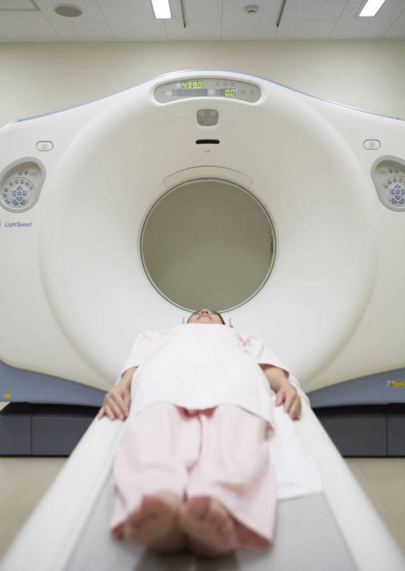 东方人,一个人,病人,医院,躺,竖图,室内,白天,正面,机器,床,照明,亚洲,仅一个年轻女性,仅一个女性,仅一个人,医学,灯光,床单,黄种人,光脚,设备,被子,顶灯,灯,病床,扫描仪,灯具,赤脚,照亮,医疗,医疗设备,被单,照明设备,病患,医疗器械,核磁共振,医疗工具,核磁共振成像,医疗机构,病号服,核磁共振扫描仪,磁共振成像,核磁共振技术,检测工具,卧着,年轻女性,女人,女性,亚洲人,患者,就医者,躺着,卧,彩图,全身,病院,诊所,病患服,护理床,医疗床