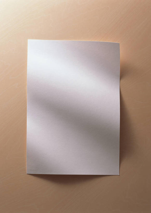 无人,竖图,俯视,室内,特写,白天,静物,一张,阴影,反射,纹路,纹理,影子,纸,复印纸,纸张,白色,摄影,影棚,褐色背景,肌理,空白,彩图,高角度拍摄,影棚拍摄,拍摄