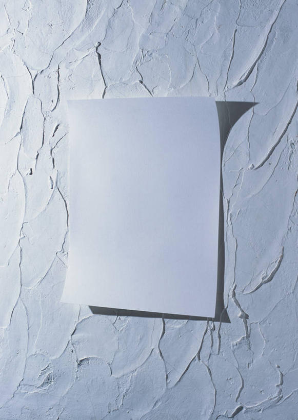 无人,竖图,室内,特写,白天,正面,一张,阴影,破碎,反射,纹路,纹理,影子,纸,墙,复印纸,纸张,墙壁,墙面,白色,碎裂,破裂,分裂,肌理,空白,彩图,决裂