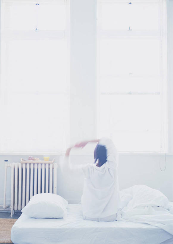 东方人,一个人,坐,握手,竖图,室内,白天,窗户,床,靠垫,卧室,亚洲,仅一个年轻女性,仅一个女性,仅一个人,抱头,服装,朦胧,模糊,墙,床单,靠枕,休闲装,黄种人,被子,玻璃窗,墙壁,墙面,背面,衣服,白色,垫子,枕头,休闲,温暖,休闲服,服饰,单人床,保暖,双手抱头,被单,御寒,捧首,捧头,电火桶,电暖器,电热膜电暖炉,木制型电暖炉,实木取暖器,年轻女性,女人,女性,亚洲人,搀手,拉手,手拉手,手握手,坐着,彩图,全身,睡房,卧房